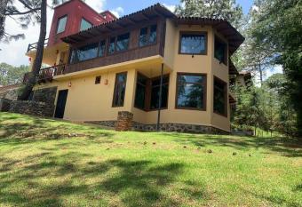 Caba  a Chalet de Lujo La Esmeralda has Balcony rooms