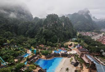 Cozy Suite with 270 Degree Mountain and Theme Park Views has Balcony rooms