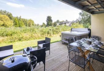 Clearwater 74, Goldcrest P has rooms with a private hot tub