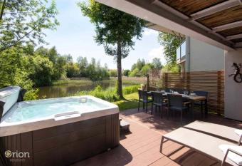 Clearwater 86, Clouds Keep P has rooms with a private hot tub