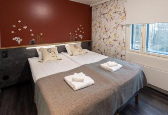 Hotel Linnasm  ki allows 18 year olds to book a room