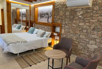 Hotel Rural Rosario Martin has rooms with a private hot tub