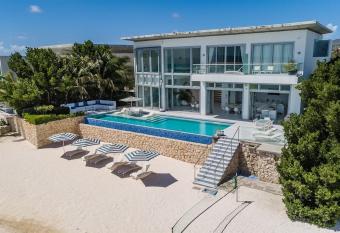 New Aruba Beachfront Estate:gym, beach and pool has Balcony rooms