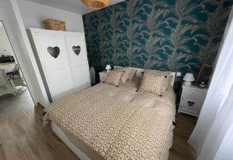 Repos paisible allows 18 year olds to book a room