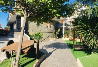 Hostal Mont Royal has Balcony rooms