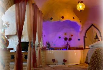 Casas cueva El Casta  o allows 18 year olds to book a room