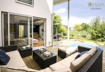 Clearwater 67, Ortolan Villa P has rooms with a private hot tub