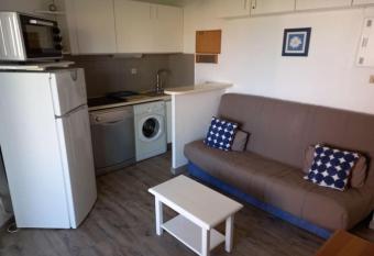 Appart 4 pers, bien   quip  , piscine parking, plage has Balcony rooms