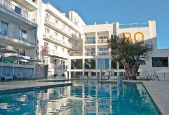 BQ Bulevar Peguera- Adults Only allows 18 year olds to book a room