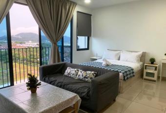 Warmest Homestay-Trefoil,Setia Alam 2pax allows 18 year olds to book a room