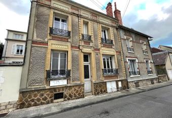 Studio Auxerre proche parking allows 18 year olds to book a room