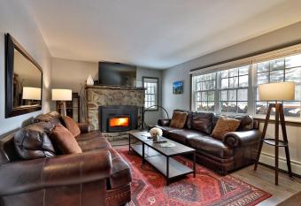 The Killington Bigelow Chalet- Large Ski Home, 8 BR 4,5 BA 16 People, Hot Tub, Shuttle, Game Room, home has Balcony rooms
