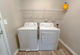 Home in Raleigh(queen size bed)B allows 18 year olds to book a room