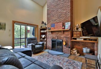 Beautiful Colony Club Loft Condo, Sleeps 8, Great for Families and Groups, condo has Balcony rooms