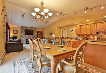 The Tanglewood Lodge- Amazing Ski Home for Groups, Hot Tub, Close to Killington Resort! home has Balcony rooms