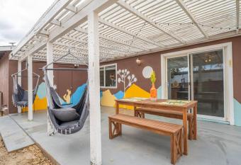 Palm Vista Retreat Hot Tub/Cowboy Pool/Hammocks allows 18 year olds to book a room