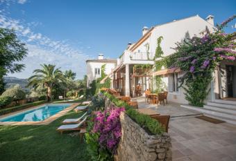 Hotel La Fuente de la Higuera has rooms with a private hot tub