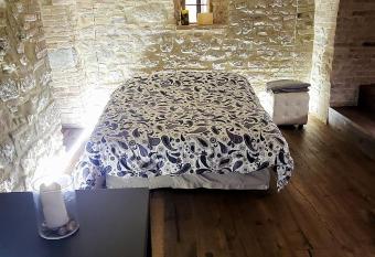 Incantevole monolocale allows 18 year olds to book a room