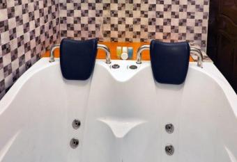 Glo-Ran Hotel & Event Place has rooms with a private hot tub