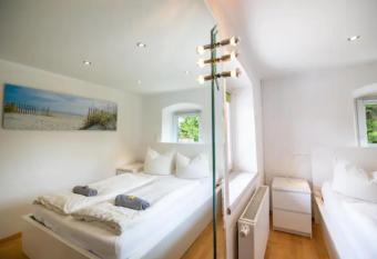 Yuuhome allows 18 year olds to book a room