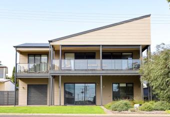 Carri. A modern and spacious beach home. has Balcony rooms