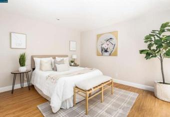 Concord Luxury Home has rooms with a private hot tub