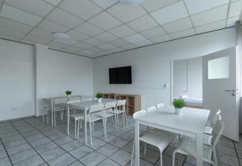 T&K Apartments - 4 and 5 Room Apartments allows 18 year olds to book a room