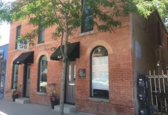 242 Pine Street has Balcony rooms