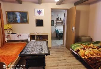 Cz       domu niezale  na - Independent part of a house has Smoking rooms