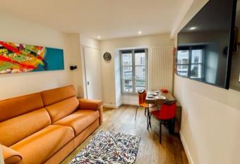 Ben Nevis charming studio in the heart of the lively life of the Pr   Carr   allows 18 year olds to book a room