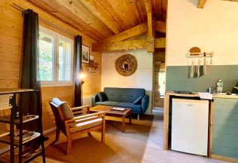 Cabane au milieu des pins - Domaine Temali has Balcony rooms
