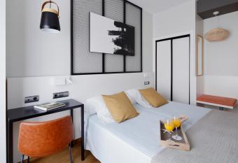 Hotel Marqu  s, Blue Hoteles allows 18 year olds to book a room