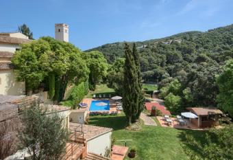 Hotel Convent de Begur has rooms with a private hot tub