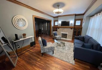 Entire Wauwatosa Home! 6 Guests allows 18 year olds to book a room