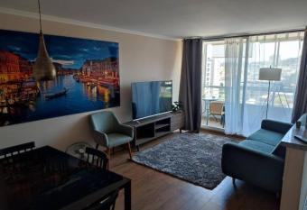 Departamento a solo 5 min del centro de vi  a del mar cercano a playa locomoci  n a toda hora, estacionamiento gratuito 3 dormitorios y 2 ba  os. has Balcony rooms