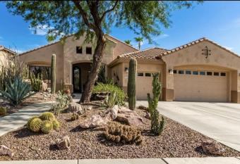 Luxurious Phoenician Retreat! has rooms with a private hot tub