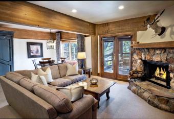 Luxury Three Bedroom Suite with Mountain Views and Three Hot Tubs apartment hotel has rooms with a private hot tub