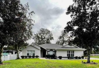 Ocala Holiday Retreat near WEC with Pool has Balcony rooms