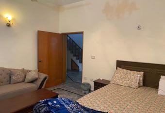 THe comfort guest house allows 18 year olds to book a room