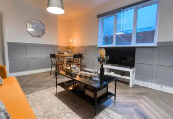 Modern & Spacious 1 Bed Apartment allows 18 year olds to book a room