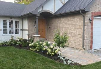 NOTL Escape - Walk to lake, old town and golf allows 18 year olds to book a room