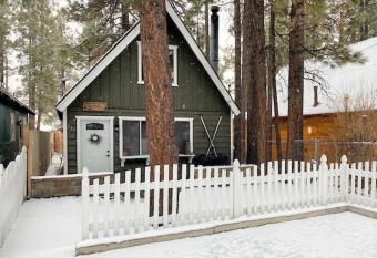 Shady Pine Cottage - This adorable cabin is the perfect getaway for your next stop in the mountains! cabin has Balcony rooms