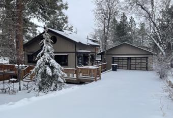 Maple Ridge - 3BR 2BA Hot Tub Jet Tub Smart TVs WiFi cabin has Balcony rooms