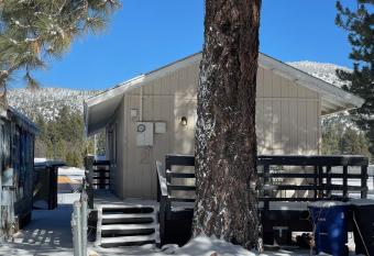 Big Pine Chalet - Peace and serenity cabin located in the quiet neighborhood! cabin has Balcony rooms