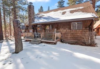 Knotty Hideaway -THE PERFECT BIG BEAR EXPERIENCE! cabin has Balcony rooms