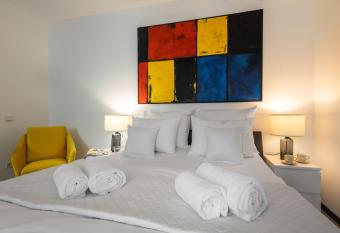 Aparthotel Solskiego Wroc  aw allows 18 year olds to book a room