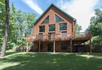Cozy Log Cabin in the Woods has Balcony rooms