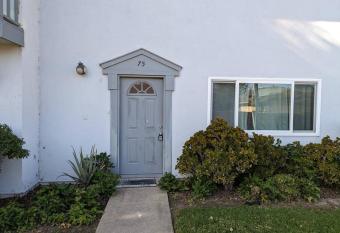 Cozy & Quiet Townhome, Central OC, Holiday Home has Balcony rooms