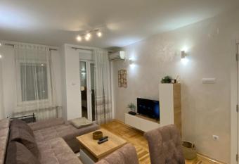 Sleepover - Holiday Base has Balcony rooms