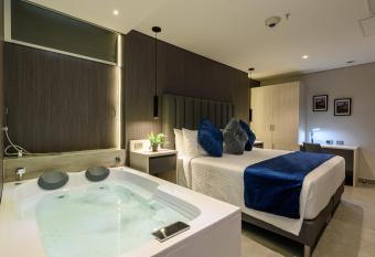 4 Sur Hotel has rooms with a private hot tub